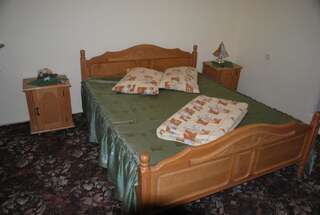 Гостевой дом Pensiunea Lacurile Pastravilor Izvoarele Стандартный двухместный номер с 1 кроватью и общей ванной комнатой-2
